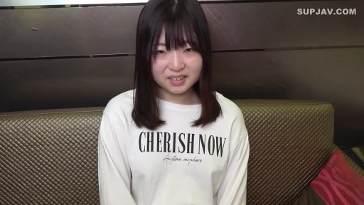 室內 · 坐姿 · 羞澀 · 沙发 · 半身 · 访谈 · 白色长袖T恤