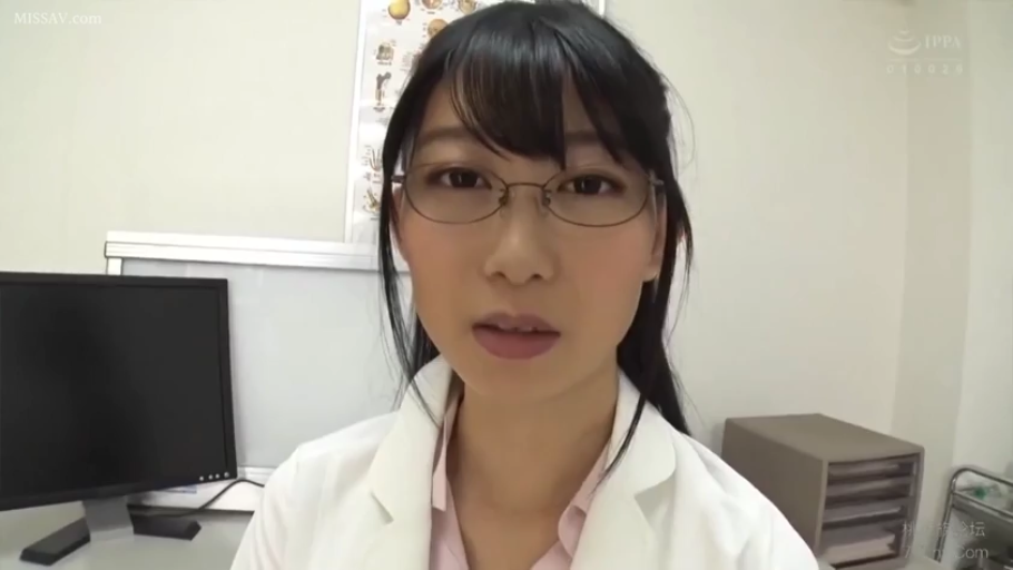 严肃 · 白大褂 · 办公室 · 电脑 · 面部特写 · 正坐 · 注视镜头 · 女医生