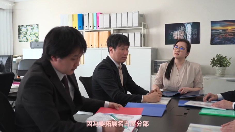 坐姿 · 严肃 · 办公室 · 西装 · 职场 · 文件 · 讨论