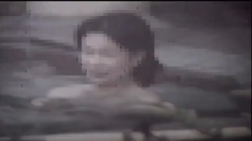 坐姿 · 全裸 · 马赛克 · 中景 · 模糊 · 沐浴 · 温泉