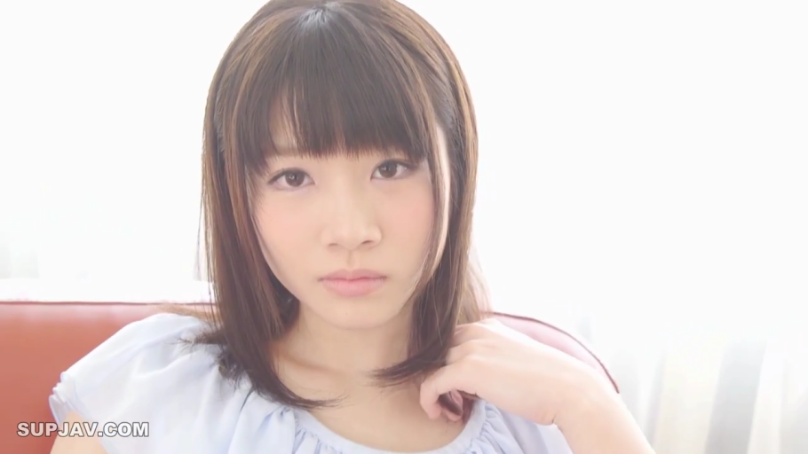 室内 · 俯身 · 脸部 · 白色背心 · 凝视 · 好奇 · 大头贴视角