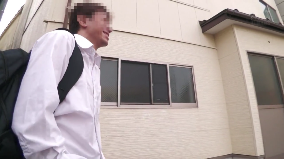 白色衬衫 · 半身 · 户外 · 侧立