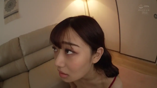 室内 · 顔部のクローズアップ · 迷離 · 凝視 · 抬头 · 動画のスクリーンショット · 红色吊带