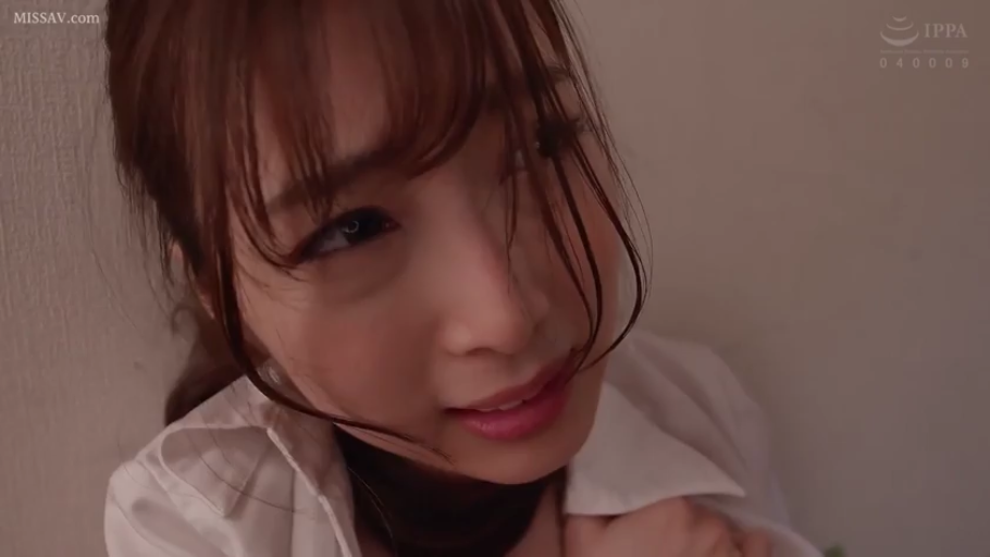 室内 · 脸部特写 · 白色衬衫 · 靠墙