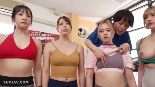 嚴肅 · 胸部 · 站立 · 多人 · 健身房 · 運動服 · 健身器材 · 掀衣露乳