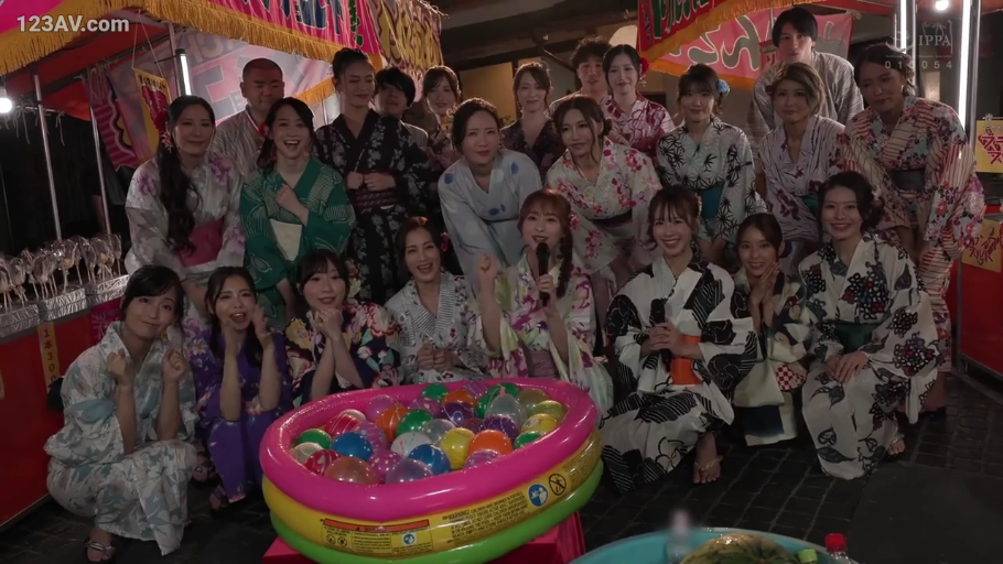 坐姿 · 全景 · 微笑 · 多人 · 浴衣 · 水气球 · 合照 · 祭典