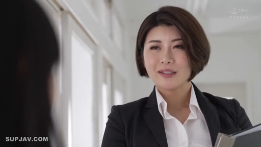 室内 · 巨乳 · 迷离 · 仰躺 · 脸部胸部特写 · 展示诱惑 · 深蓝连衣裙