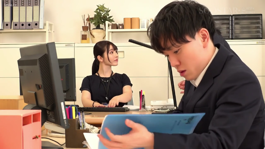 坐姿 · 专注 · 办公室 · 中景 · 電腦 · 職業裝 · 办公 · 職場