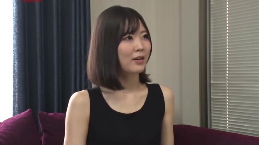 客厅 · 上半身中景 · 专注交谈 · 黑色无袖背心