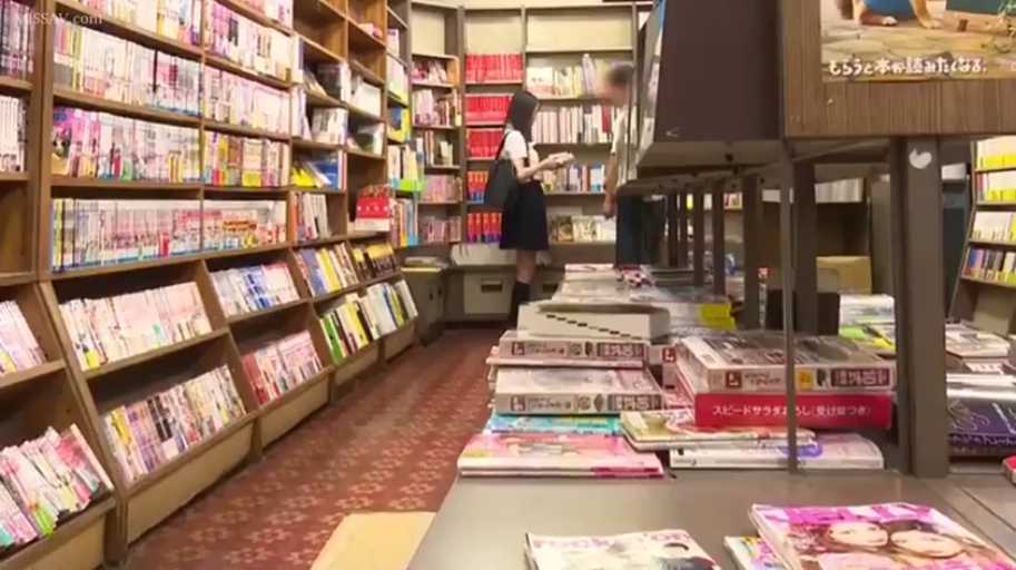 交谈 · 严肃 · 护士服 · 角色扮演 · 站立 · 上半身 · 诊室 · 输液架