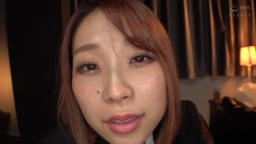 室内 · 俯身 · 脸部特写 · 第一视角 · 平静 · 台灯 · 注视 · 西装