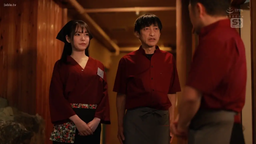 低头 · 脸部特写 · 厨房 · 温柔 · 静止 · 黑发 · 红色和服