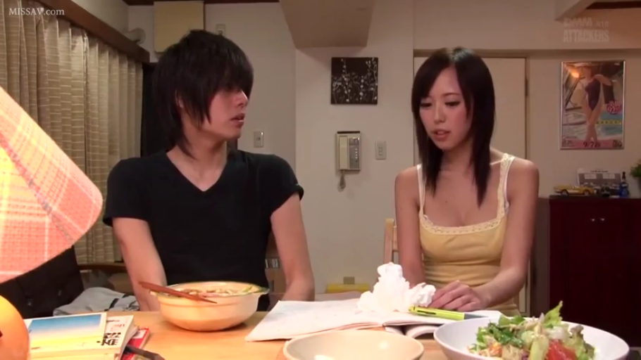 室内 · 座り姿勢 · 会話 · 中景 · 自然 · プロット · 吊帯シャツ · 餐具