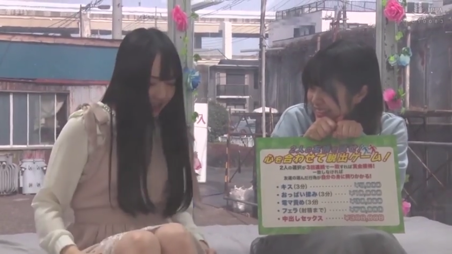 坐姿 · 中景 · 微笑 · 白天 · 米色连衣裙 · 户外阳台 · 展示告示牌 · 价目告示牌