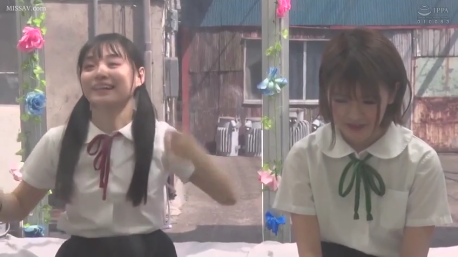 中景 · 学生制服 · 双人 · 并排坐姿 · 户外天台 · 装饰假花 · 谈话互动 · 微笑与羞涩