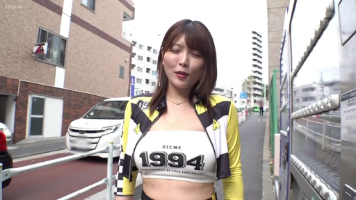 站立 · 巨乳 · 面对镜头 · 半身 · 户外 · 眯眼 · 赛车服 · 自动贩卖机