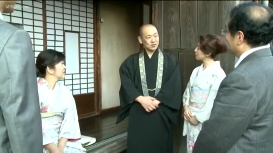 面部 · 站立 · 衬衫 · 户外 · 大笑 · 灿烂 · 阳光
