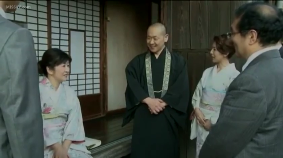 坐姿 · 微笑 · 对话 · 居家 · 背心 · 厨房 · 侧脸