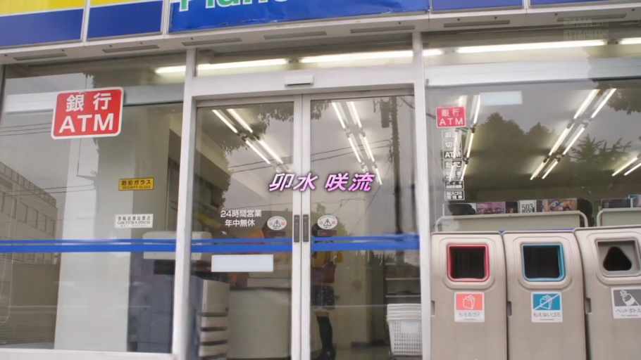站立 · 羞涩 · 近景 · 手交 · 灰色卫衣 · 衣架 · 商场 · 半公开