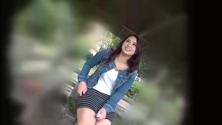 坐姿 · 中景 · 微笑 · 公园 · 偷拍视角 · 条纹短裙 · 坐着