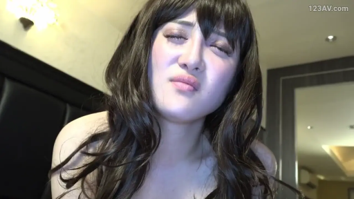 臉部特寫 · 酒店 · 高潮表情 · 正坐 · 注視 · 凌乱长发 · 黑色胸衣