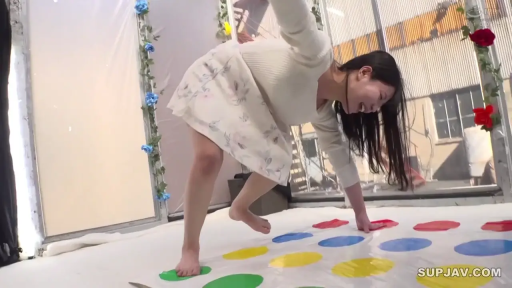 室内 · 全身 · 笑容 · 弯腰俯身 · 白色针织衫 · 赤脚 · 玩扭扭乐 · 扭扭乐垫子