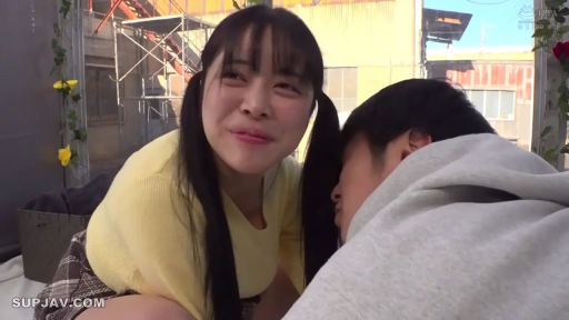 俯身 · 脸部 · 户外 · 双马尾 · 笑容 · 毛衣 · 依偎