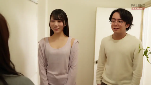 玄关 · 交谈 · 眼镜 · 站立 · 微笑 · 半身 · 居家场景 · 紫色背心与开衫