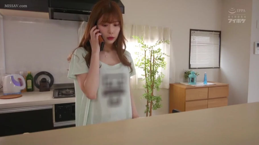 站立 · 自然 · 半身 · 厨房 · 手机 · 长发 · 打电话 · 浅绿色T恤