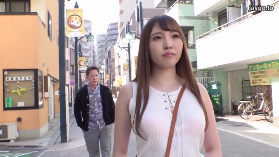 室内 · 交谈 · 站立 · 微笑 · 便服 · 近景 · 熟女