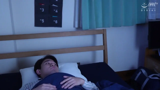 寝室 · 枕头 · 仰臥 · 头部特写 · 睡衣 · 安详 · 寝る