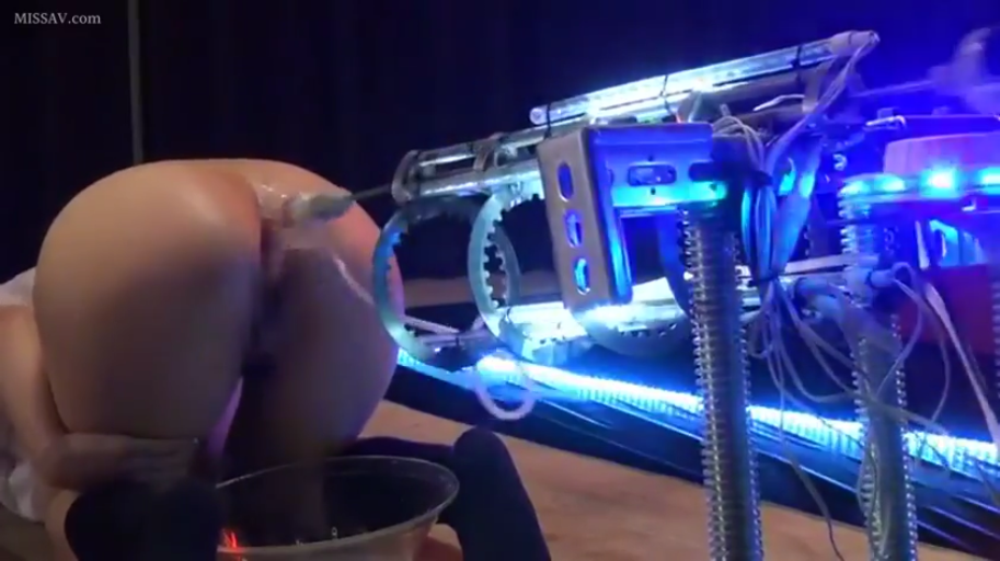 室内 · 臀部 · 跪姿 · 半裸 · 不可见 · 重口味 · 性爱机器 · 使用性爱机器