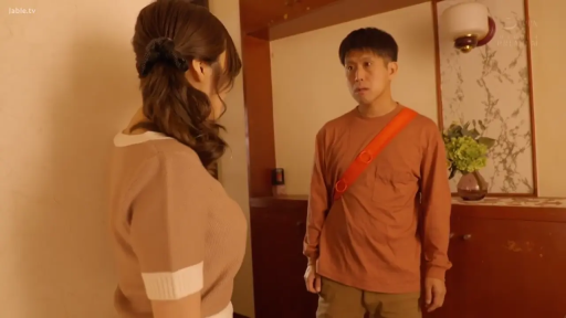 室内 · 交谈 · 严肃 · 站立 · 针织衫