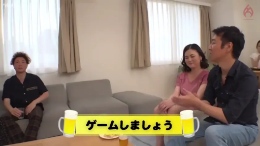 平静 · 沙发 · 居家客厅 · 休闲常服 · 中景全景 · 综艺字幕 · 多人交谈 · 散坐