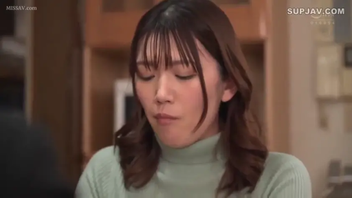 室内 · 脸部特写 · 平静 · 正面坐姿 · 淡绿色高领毛衣 · 闭口