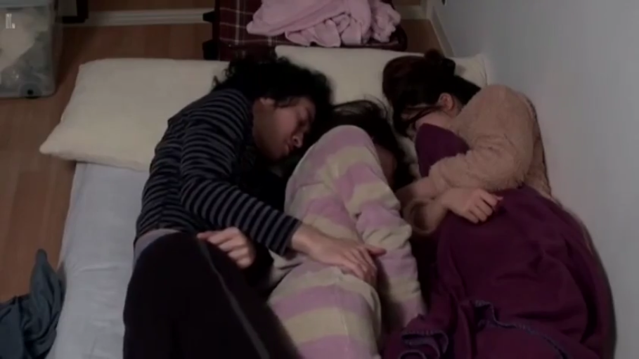 寝室 · 中景 · 目を閉じて · 三人 · 侧卧拥抱 · 条纹睡衣 · 枕头被子 · 睡觉陪睡