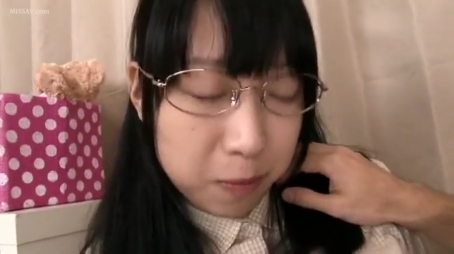 格子衬衫 · 室内 · 坐姿 · 眼镜 · 闭眼 · 面部特写 · 被抚摸 · 长直发