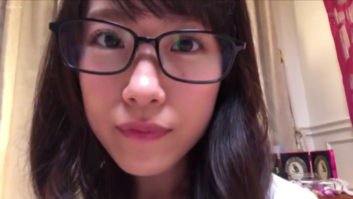 室内 · 眼镜 · 脸部特写 · 平静 · 白色上衣 · 注视 · 长发 · 正对镜头