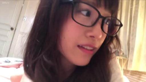 面部 · 眼镜 · 卧室 · 趴姿 · 白色上衣 · 诱惑 · 互动 · 乱发