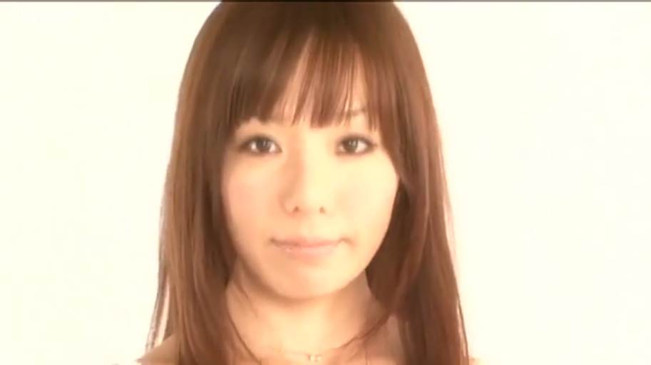 室内 · 平静 · 面部特写 · 注视 · 长发 · 正对镜头 · 肩部裸露