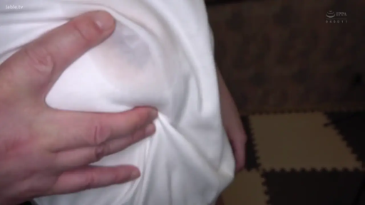 室内 · 胸部特写 · 闭眼 · 卧姿 · 局部特写 · 揉胸 · 手 · 白色运动衫