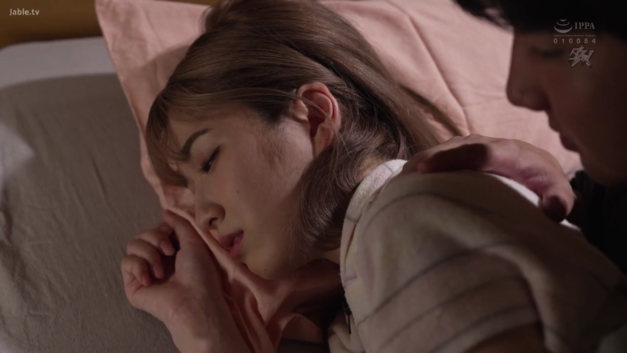 Indoor · Hazy · pillow · 面部特写 · 床上 · Side-lying · 依偎 · Striped pajamas