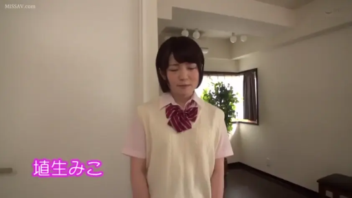 低头 · 站立 · 平静 · 半身 · 学生制服 · 房间