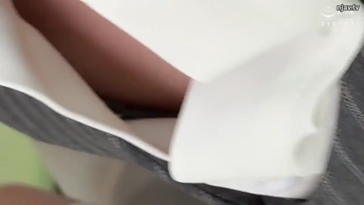 卧室 · 陶醉 · 打电话 · 智能手机 · 上半身特写 · 半脱 · 卧姿 · 网站水印