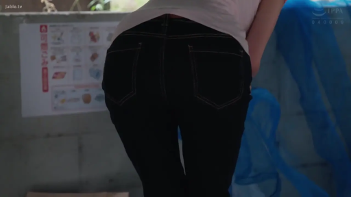 站立 · 臀部 · 弯腰 · 黑色长裤 · 指示牌 · 背影视角 · 户外垃圾存放处