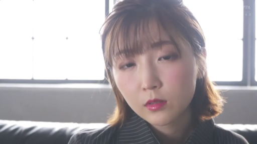 室内 · 坐姿 · 面部 · 忧郁 · 凝视 · 短发 · 条纹上衣