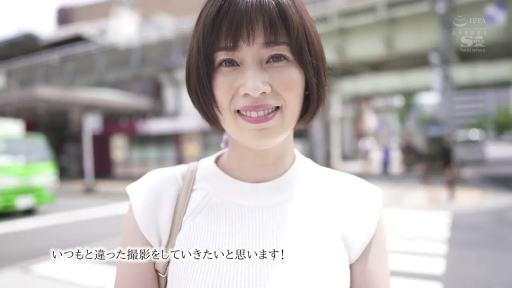 字幕 · 站姿 · 微笑 · 近景 · 户外 · 注视镜头 · 无袖上衣 · 背包带