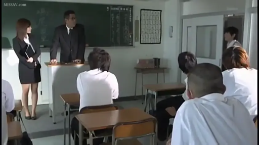 教室 · 站立 · 微笑 · 半身 · 黑板 · 西装 · 教师 · 拿文件夹