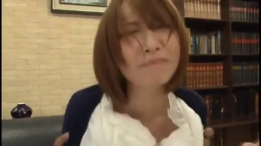 书房 · 面部 · 模糊 · 站姿 · 书架 · 注视镜头 · 白色褶边上衣 · 低画质截图