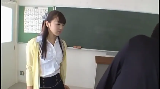 严肃 · 教室 · 师生 · 站立 · 中景 · 黑板 · 对峙 · 教师装